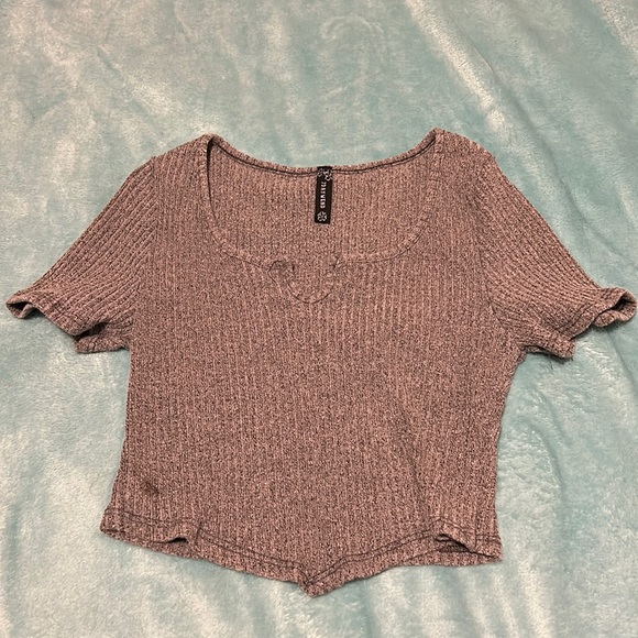A gray cropped top shirt - Picture 1 of 4